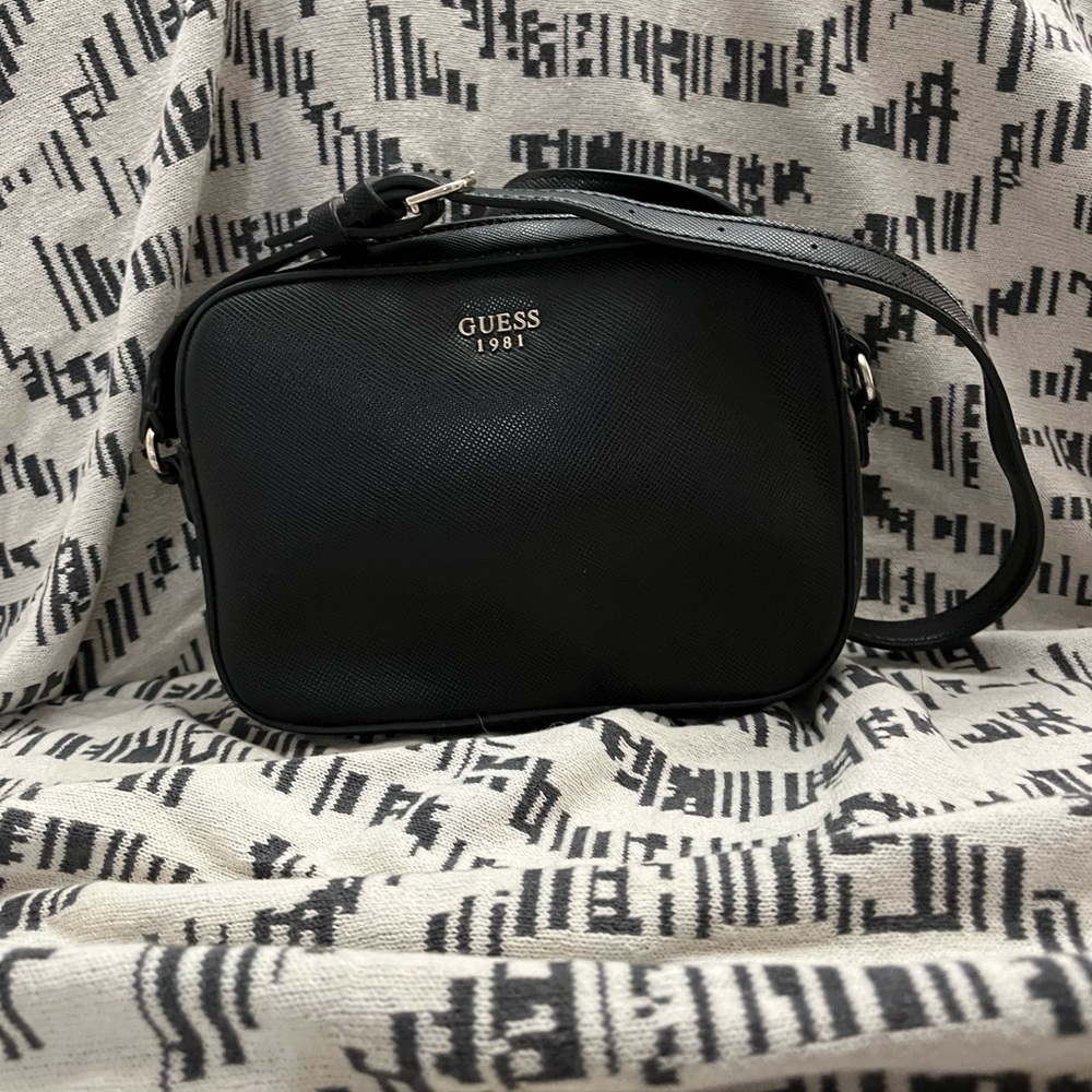 Guess Handbags Kamryn Top Zip crossbody